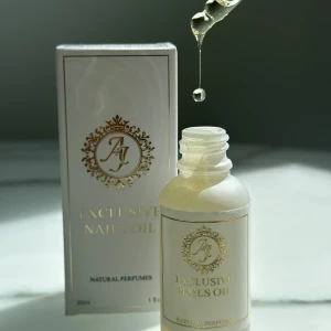 Nails oil - Återfuktande och ger glans till nageln samtidigt som du luktar helt fantastiskt!!! Massa olika dofter vid frågor skriv gärna!!