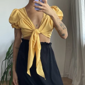 Topp - Gul topp med knytband och söta ärmar 🥹 bra skick, dock två trådar som hänger på bilden som jag såg nu HEHE