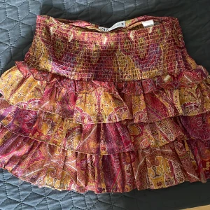 Zara kjol - Säljer min favorit kjol från zara som tyvärr är för liten för mig 💕Den är i storlek S. Det är en dragkedja på sidan