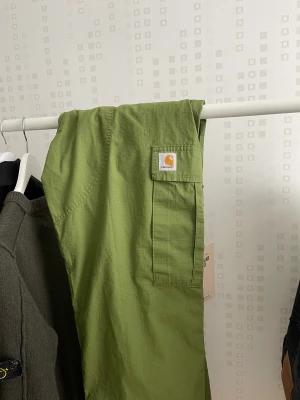 Cargo pants.  - Heej!  Säljer ett par helt nya och oanvända carhartt byxor. Beställde de online och byxorna passar tyvärr inte:(  