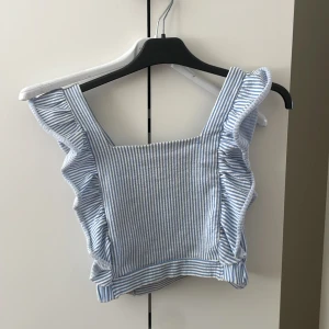 Randig topp - En randig topp från ZARA med volanger och delvis öppen rygg, så snygg till sommaren!❤️