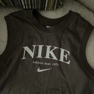 Nike linne  - Superfint kroppar linne från Nike i storlek S, Tunt och bekvämt material perfekt nu på sommaren. Köpt för 300kr på jd sport. 