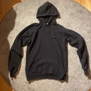 Svart tjocktröja - Stilren och simpel svart vailent hoodie. Hör av dig om du har ytterligare frågor:)