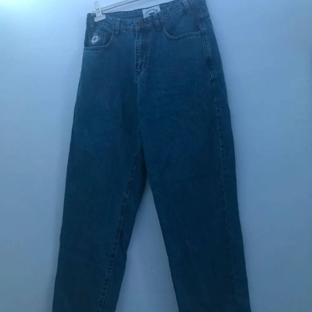 Ett par baggy Cash Only jeans. Dom är helt nya har aldrig använt dom bara testa dom en gång. Passformen är som på S big boys. Priset kan diskuteras vid en snabb affär. Kän dig fri att fråga om du har några frågor. Seljer dom för dom var för stora😁💸. Jeans & Byxor.