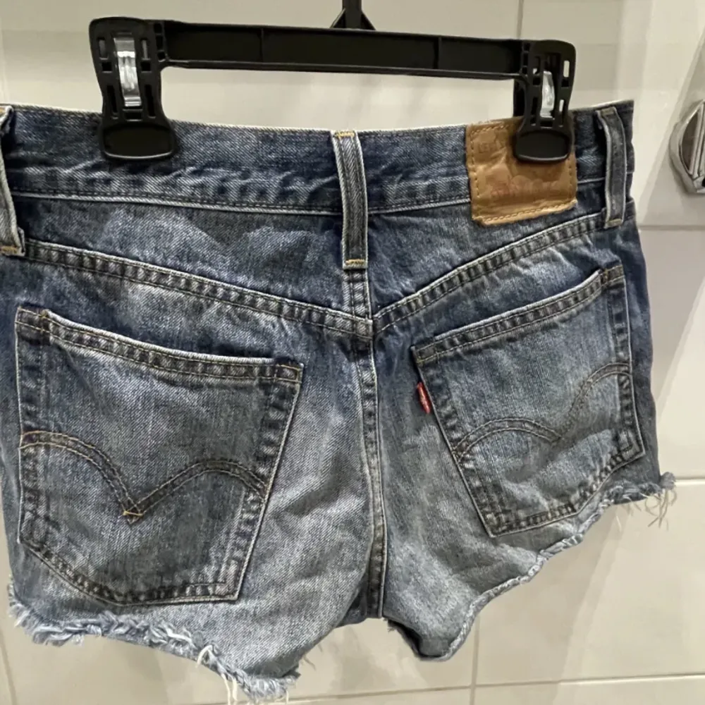 Säljer dessa ur coola shorts som är köpa är på plick🤩säljer p.g.a att de är för små🥲jätte unik tvätt och hur snygga som helst nu till sommaren❤️vid många bud blir det budgivning . Shorts.