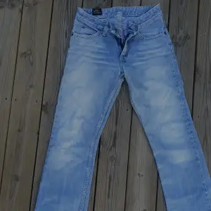 Skitsnygga jeans från Lee. Så konstig kvalité på bilderna men jeansen är såå snygga! Storlek 36!🌼