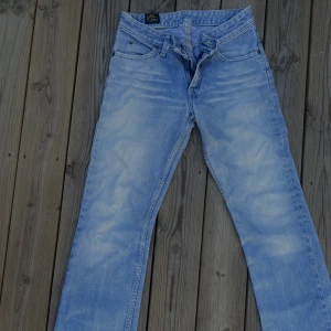 Jeans från Lee - Skitsnygga jeans från Lee. Så konstig kvalité på bilderna men jeansen är såå snygga! Storlek 36!🌼