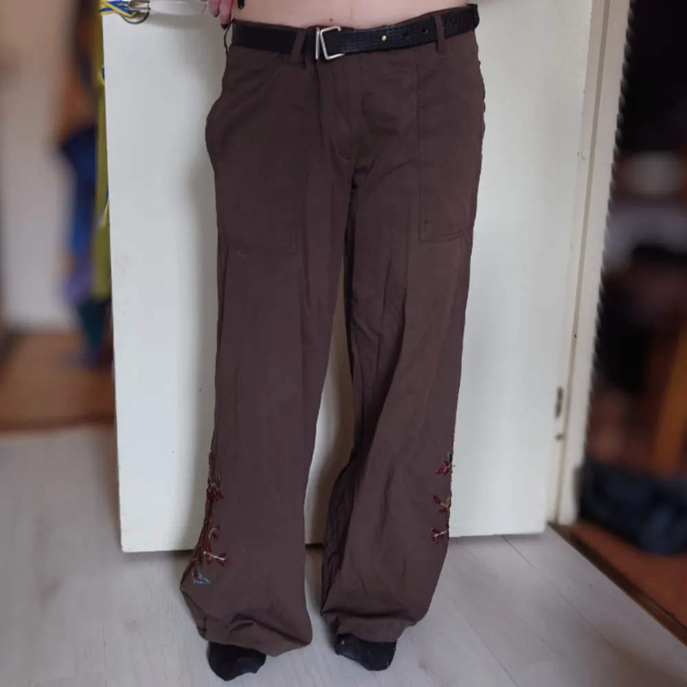 Ascoola bruna tyg/corgo-likmande byxor med jättefina pärl-detaljer längst ned 💮  Köpta på plick för länge sen och är i gott skick. Knappt använda av mig då de är för stora på mig!. Jeans & Byxor.