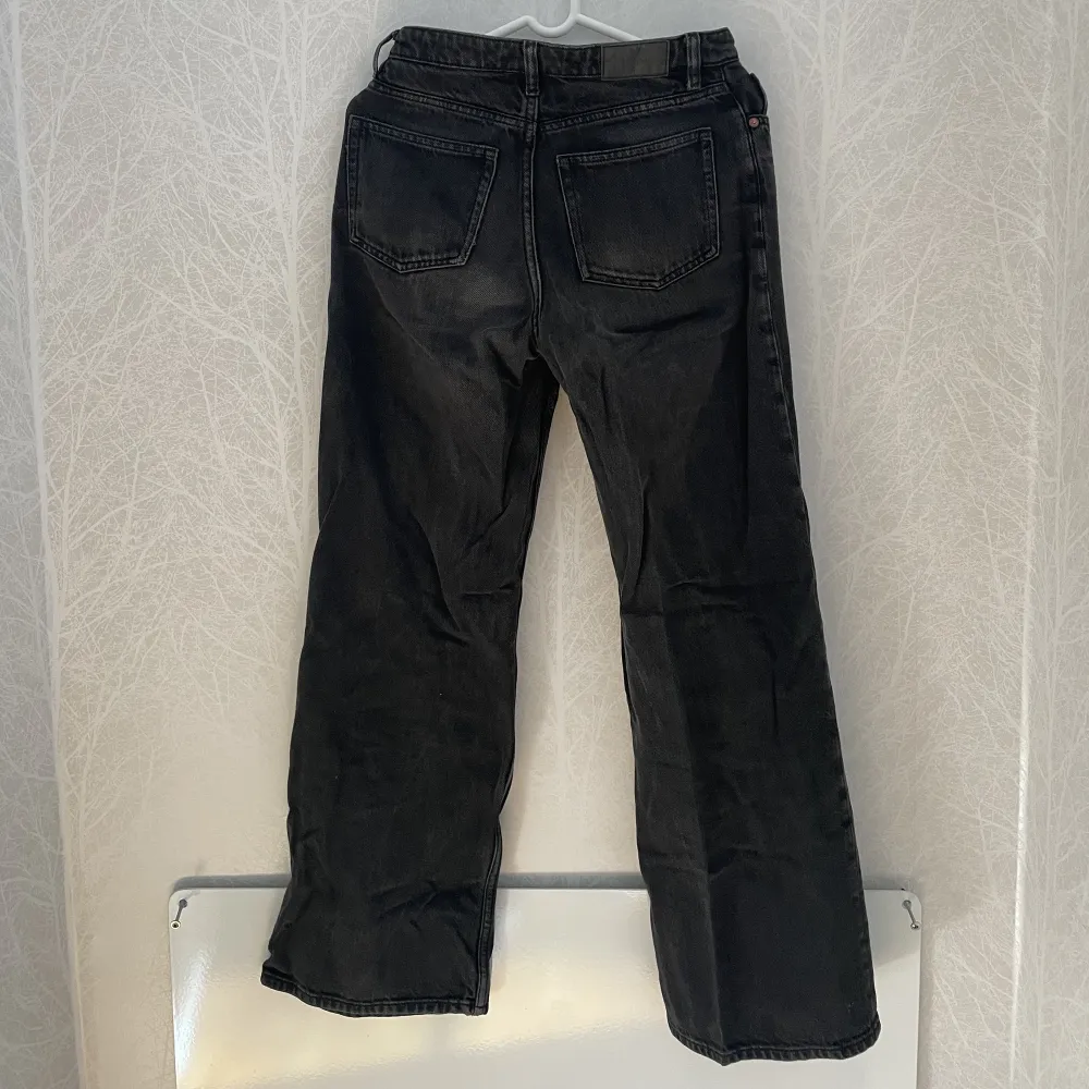 Svarta vida jeans från monki. Använda men hela och rena.. Farkut & Housut.