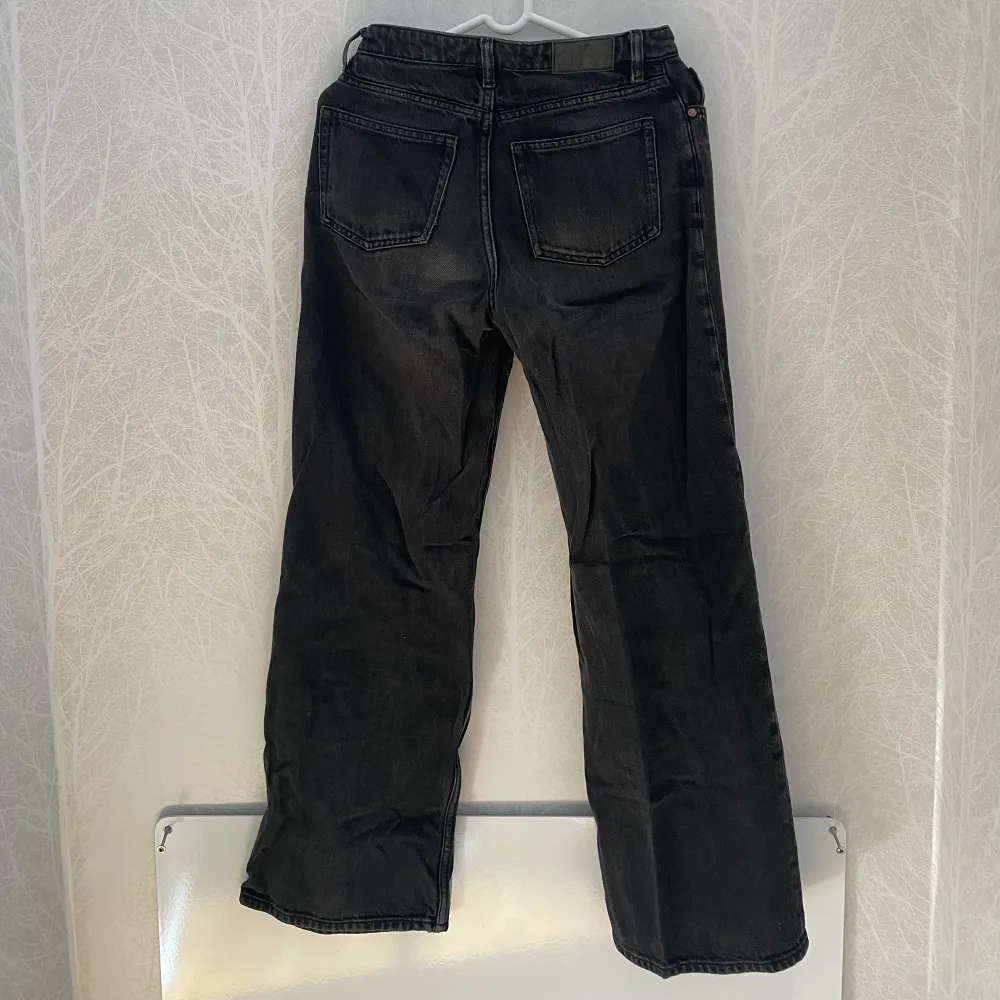 Svarta vida jeans från monki. Använda men hela och rena.. Jeans & Byxor.