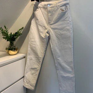 Byxor i Manchester - Byxor i off-white manchestertyg i bra skick.