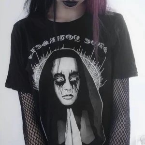 T-shirt - T-shirt från Apathy Gang som jag fick för 3 år sen då jag fjorde en Collab med dom orginal pris på hemsidan är $30 💞 Tröjan är knappt använd och trycket är inte det minsta slitet💅🏻