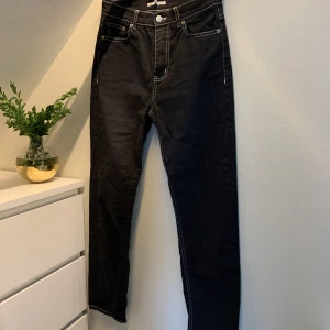 Svarta Jeans - Svarta jeans från Junkyard med vita sömmar som en cool detalj😉