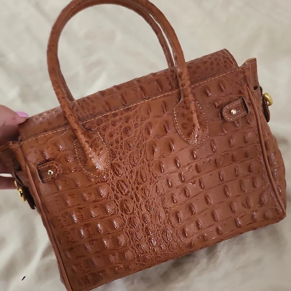 Autentisk brun handväska i äkta krokodil skinn, köpt i östermalm. Väskor.