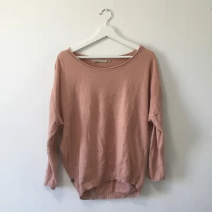 House of Lola stickad kofta storlek s - House of Lola stickad kofta laxrosa.   Mjuk och skön. Passar superbra till blåa jeans.     