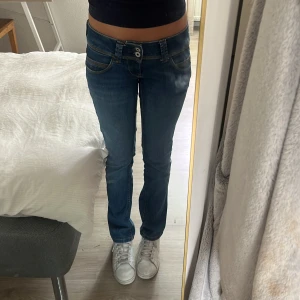 Pepe jeans  - Säljer mina lågmidjade pepe jeans då jag tycker dem är lite för små för mig. Nästan aldrig använda, behöver få sålt dem därför kan priset diskuteras! Nypris är 700kr