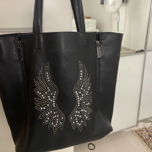 Väska från eternel - Väska från eternel som är köpt för många år sedan men knappt använd vilket märks på skicket🫶🏼 mycket rymlig och enstaka paljetter som ramlat av vilket inte märks 