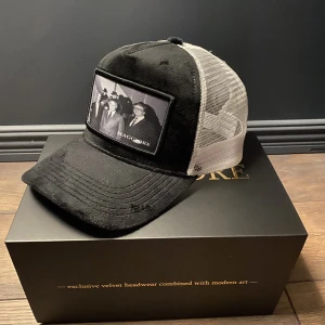 Maggiore keps  - Hej, säljer nu denna eftertraktade Maggiore keps som sålde slut på bara några minuter. Kepsen är endast testad och alltså helt ny. Endast kepsen som fås med vid köp. Hör av er med frågor eller funderingar. 