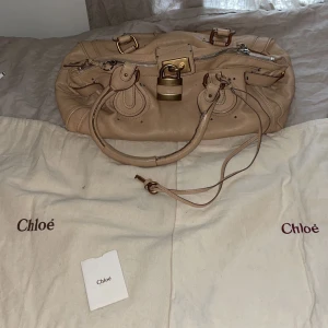 Beige Chloe väska - Intressekoll på en Chloe väska som har ett nypris på cirka 10 000 kr denna är i den ovanligare större storleken och har ett lätt brukslitttage men i stort sett som ny med nyckel, lås, dustbags och äkthetsbevis kvar😍