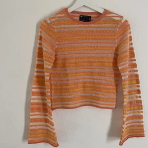 Topp - Söt orange tröja som är lite genomskinlig. Knappt använd 