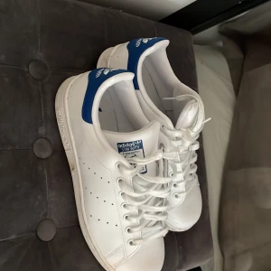 Stan smith skor blå - Ett par stan Smith som knappt är använda som är i storleken 38 till billigt pris