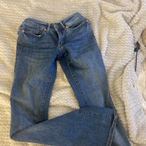 Väldigt low waist jeans  - Low waist snygga zalando jeans!  Helst slutsålda ! Har en liten fläck medan får bror i tvätten! Super snygg färg❤️  det är runt strl xs/s