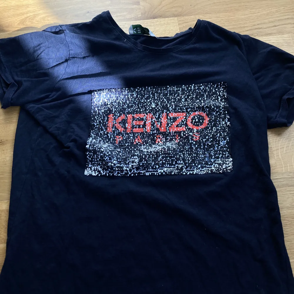 Kenzo tshirt med paljetter som ändrar bild Sorlek Xs pris går alltid diskutera . T-shirts.
