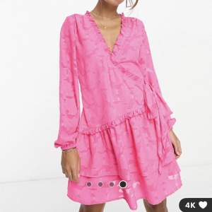 Så fin klänning från Asos, helt ny! Den har en starkare rosa färg i verkligheten än på bild❤️Kommer aldrig till användning.