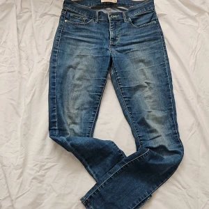 Levis jeans  - Levis jeans i bra skick, sparsamt använt men haft den i garderoben i några år  Shaping skinmy 