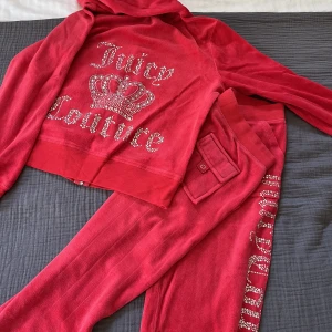 Juicy couture - Juicy tracksuit i bra skick. Saknar inga stenar och inte använt de så mycket. Passar s/m❤️ pris kan diskuteras vid snabb affär 