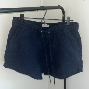 linne shorts  - Säljer de här superfina mörkblåa shortsen som är perfekt till sommaren och även som mys shorts. Använda fåtal hånger och är i superfint skick.   skriv vid intresse, pris kan diskuteras 💕