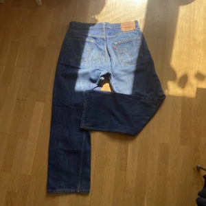 Levis 501 - Riktigt snygga levis 501:or i fint vintage skick. 36W och 32L vilket sitter som en smäck med bälte. Tveka inte att skriva om du har frågorn