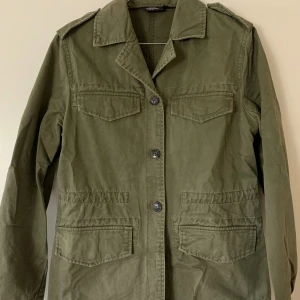 Kort grön vårjacka - Den perfekt vår och höstjackan från Kappahl ❤️