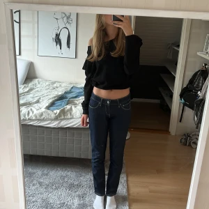 Levis jeans  - Ett par mörkblåa lågmidjade Levis jeans som är så snygga🤩Dom är även i nyskick, köparen står för frakt💗