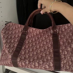 Dior travel bag  - Säljer nu min älskade vintage dior väska. Den är större än en standard handväska. Jag säljer då den inte kommer till användning någon mera. Fick den i 18 års present därav längesen. Innan dess var den min älskade mormors. Skriv om ni har frågor!
