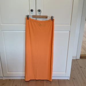 Maxi kjol - Maxi kjol från H&M den är lite mer korallig i färgen en vad bilden visar. Säljer eftersom den inte passar mig i storleken