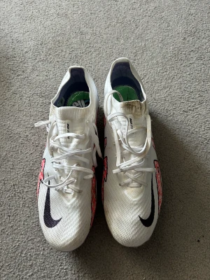 Nike mercurial 44 - Nike mercurial 15 air zoom. Release färgen som är Limited Edition. Storlek 44. Tro det eller ej men använda en träning bara, tyvärr ganska smutsigt då, kan absolut tvätta skorna fall det önskas.