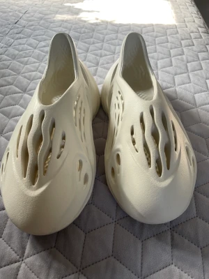 Yeezy foam runners - Säljer mina yeezy foam runners då jag inte använder de. Är nästan helt nya i storlek 38-39