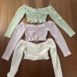 Sommartoppar - Säljer mina toppar som blivit lite för små. Grön, rosa/lila och vit. Säljer alla för 300kr inkl frakt, alternativt var och en för 150kr inkl frakt, eller 2st för 250kr inkl frakt. 