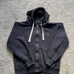 Ralph Lauren zip hoodie - En zip hoodie från Ralph Lauren säljes då den var för liten för mig.