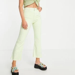 Limegröna jeans  - Säljer dessa limegröna 3/4 jeans från strandivarius då de inte längre används. Köpte för 299kr och har bara använt en gång. Säljer för 100 kr + frakt. OBS det finns en supereliten fläck på en av fickorna som knappt syns( kolla bild 3)