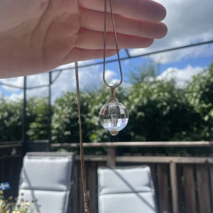 Gulligt halsband  - Gulligt halsband med liten ”glaskula” som berlock. Fint skick 