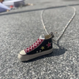 Halsband med berlock - Längre halsband med en converse som berlock. Fint skick 