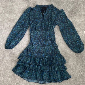 kläning - jag säljer min trendyol kläning för att jag inte använder den längre, har använt den två gånger. Nypris 574kr säljer den för 350kr🩷