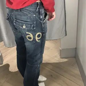 Coola jeans med unika detaljer. Passar s och m beroende på vilken passform man vill ha. Hör gärna av dig vid frågor!⭐️