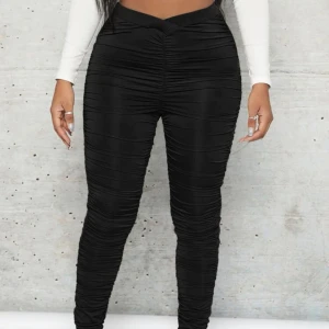 Byxa  - Snygga oanvända svarta leggings byxor som formar rumpan jätte mycke. Köpt för 159kr passar både M och L 