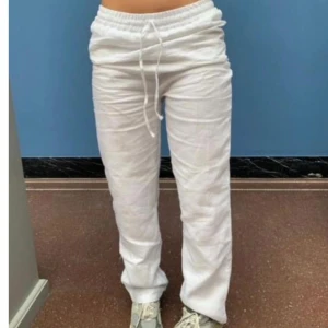 Linnebyxor Design by Si - Säljer ett par vita linnebyxor från design by si i superfint skick! Dem är i storlek xs-extra längd, men skulle inte vara några problem att klippa av dem eller sy upp om man vill ha dem kortare! Kom privat för egna bilder💗tryck inte på köp direkt!