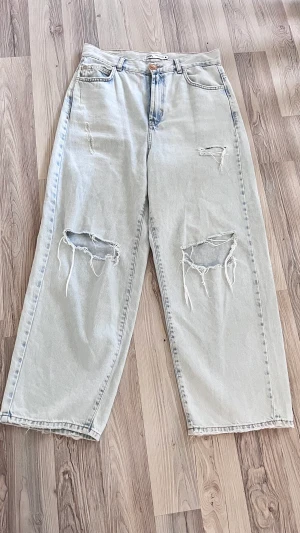 Vida Zara jeans  - Visa jeans från Zara i rymlig modell  Stl 40  Bra beg skick.  Passar i längd till någon som är runt 158-160 cm 