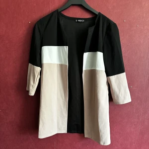 Tunn kavaj  - Tunn kavaj, använd en gång.   Storlek S 