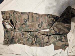 Tygbyxor militär  - Tygbyxor i bra skick  Militär mönster  Sparsamt använt 